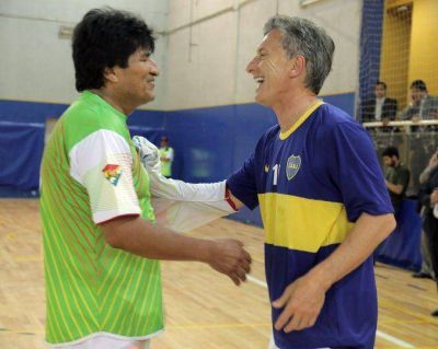 Macri jug� un partido de f�tbol con Evo Morales