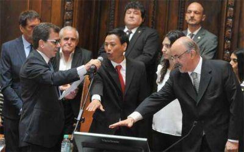Carlos Tomada jur� como legislador porte�o