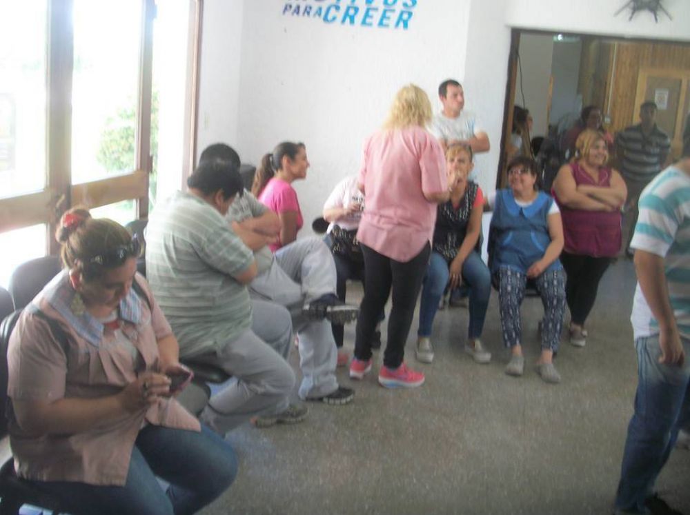 Serios incidentes y roturas en 25 de Mayo: bloquearon la salida del intendente Bravo