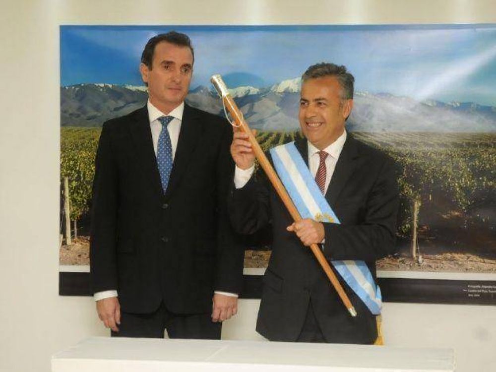 En una ceremonia �ntima, P�rez le entreg� los atributos a Cornejo
