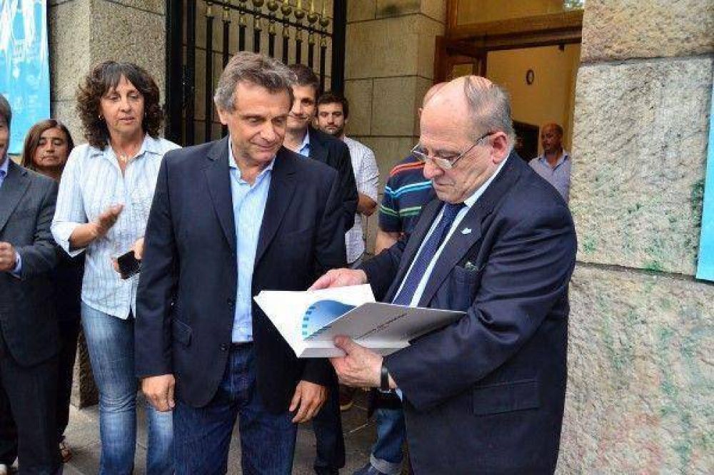 Pulti se despidi� de Arroyo en la puerta principal de la comuna
