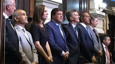 Mar�a Eugenia Vidal jur� como gobernadora bonaerense al lado de Mauricio Macri y Daniel Scioli