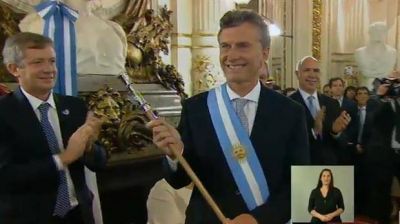 Mauricio Macri recibi� los atributos presidenciales en la Casa Rosada