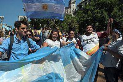 Una multitud recibi� a Macri en la Casa Rosada bajo un calor agobiante