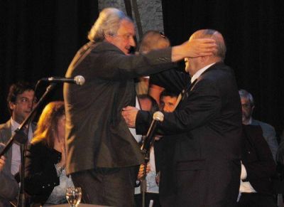 El nuevo Jefe Comunal present� a sus �oficiales� y se emocion�