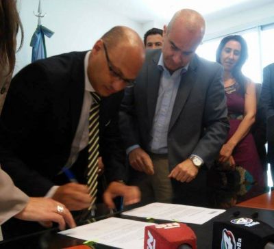 La firma del acta entre Echeverr�a y Reino 