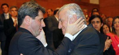 Emoci�n y l�grimas en el hist�rico traspaso de mando entre 2 amigos