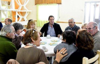 Licencia de conducir: buscan que sea menos costoso para adultos mayores
