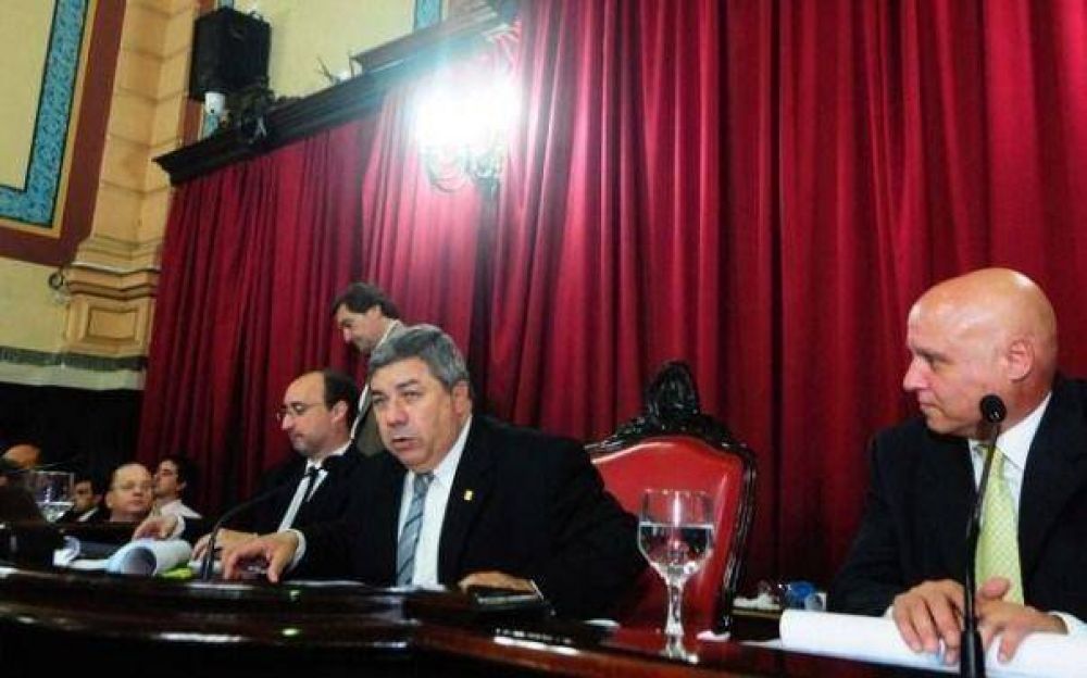 Carlos Fern�ndez, el tandilense Vicepresidente del Senado Bonaerense y su participaci�n en la jura de la Gobernadora