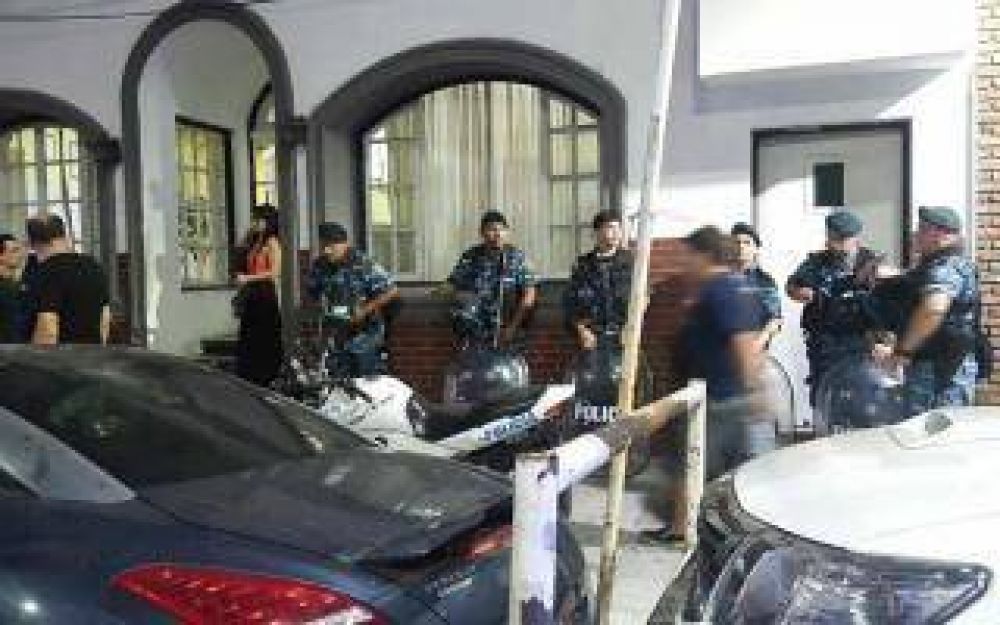 Vicente L�pez: Denuncian violento desalojo de centro cultural donde funcionaba unidad b�sica del FpV
