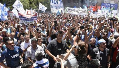 40 d�as de par�lisis municipal y ninguna v�a de negociaci�n