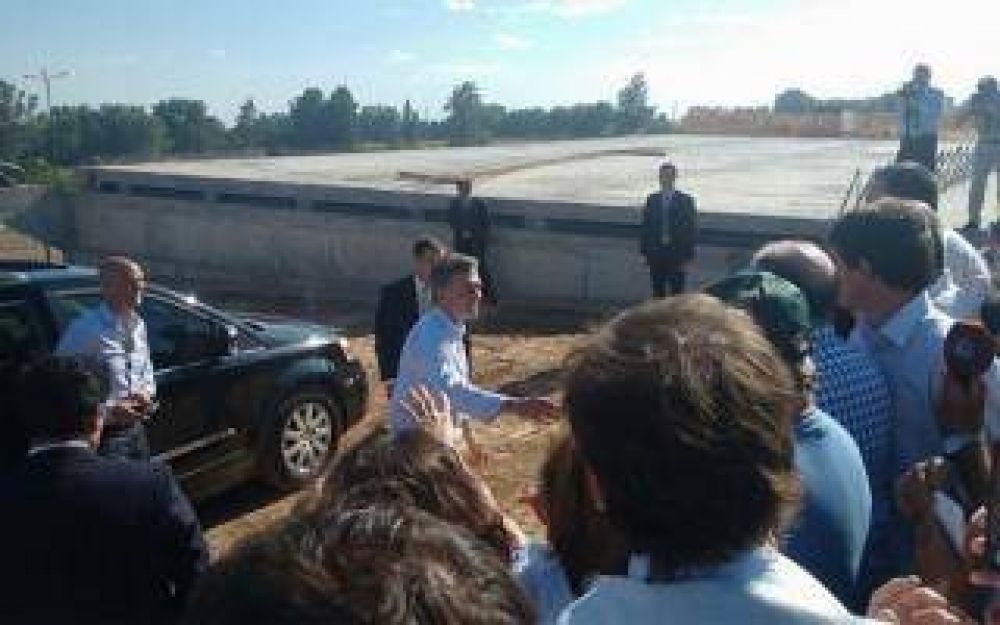 Macri visit� Exaltaci�n de la Cruz y prometi� obras para la Provincia