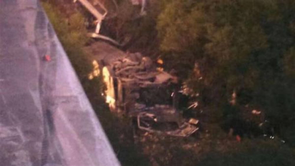 Desbarranc� un micro con gendarmes en Salta: al menos 20 muertos