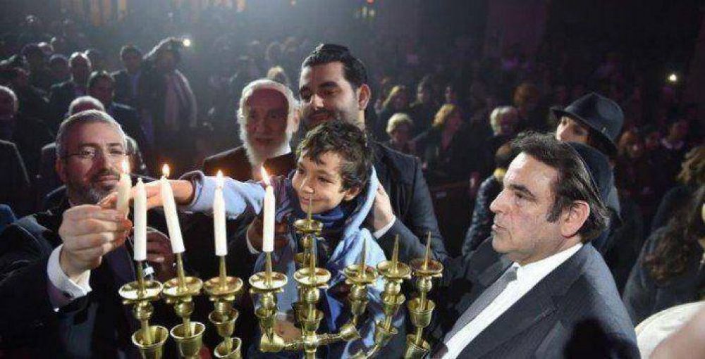 Israeles y estadounidenses llevaron alegra a la ceremonia de Jnuca en la sinagoga de Pars