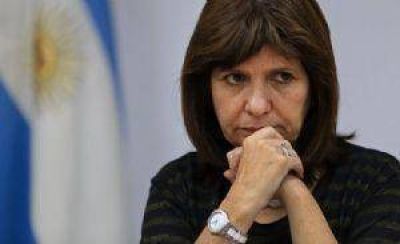 Patricia Bullrich est� viajando a Salta, donde al menos 30 gendarmes murieron 