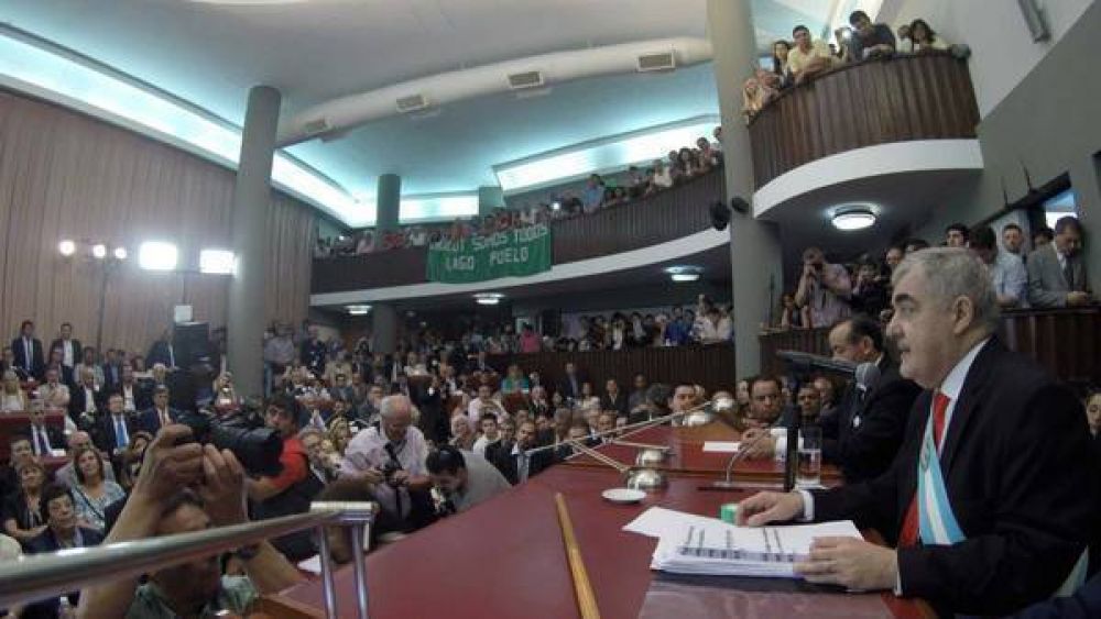Ins�lito retiro K en Chubut: ex funcionarios se llevaron camionetas y celulares a sus casas