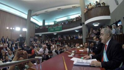Ins�lito retiro K en Chubut: ex funcionarios se llevaron camionetas y celulares a sus casas