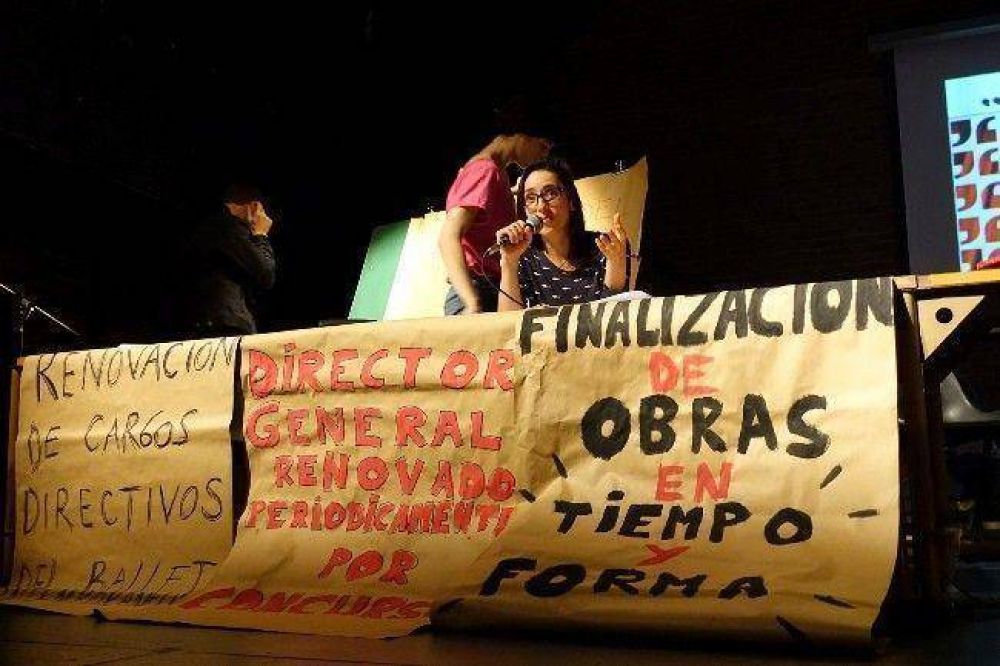 Despedida de a�o con reclamos en el Teatro San Mart�n