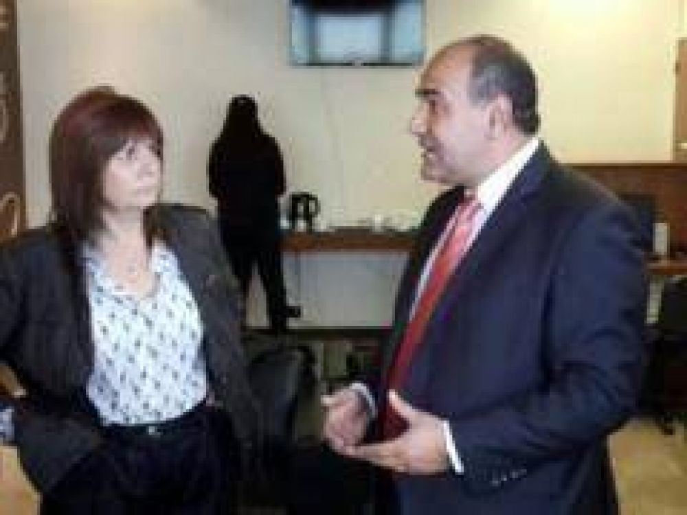 El gobernador recibi� a Patricia Bullrich en el aeropuerto