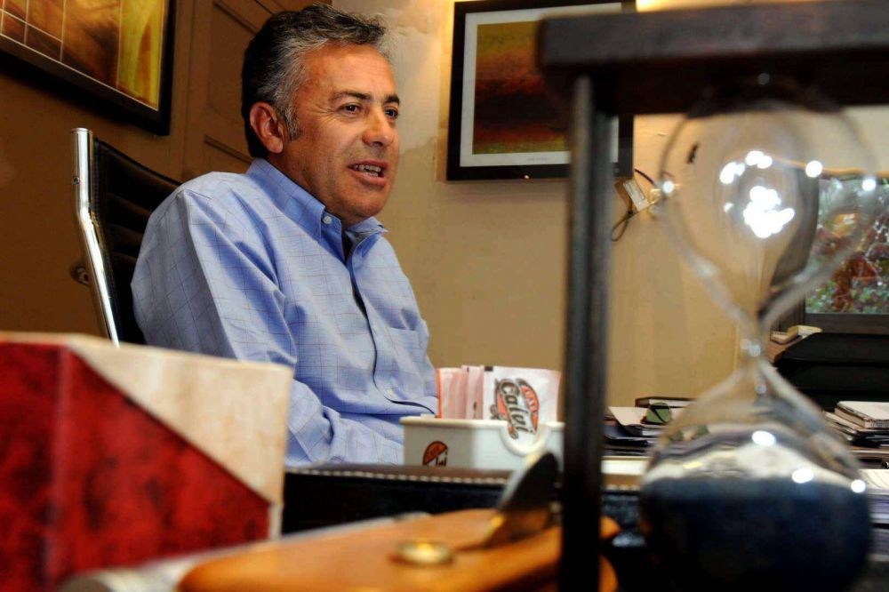 Cornejo sigue pagando sueldos atrasados