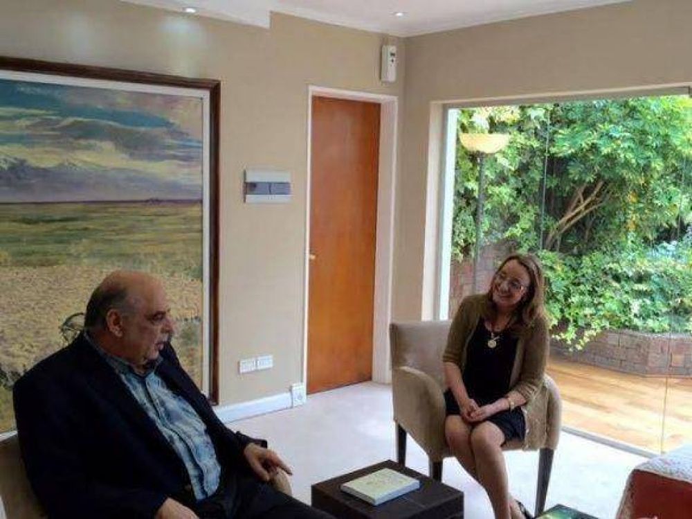 La Gobernadora se reuni� con el Intendente Giubetich