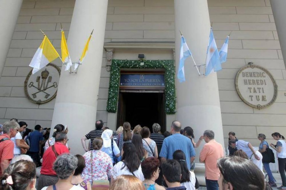 Obispos argentinos se unen al gesto del Papa al abrir las puertas santas de las catedrales