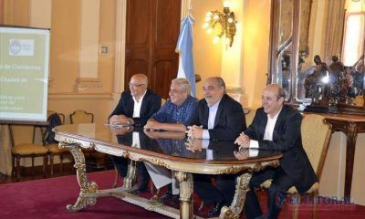 Municipio y Provincia estrechan relaciones con un traje formal
