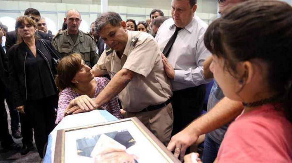En medio de las quejas y el dolor, despidieron a los 42 gendarmes