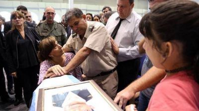 En medio de las quejas y el dolor, despidieron a los 42 gendarmes