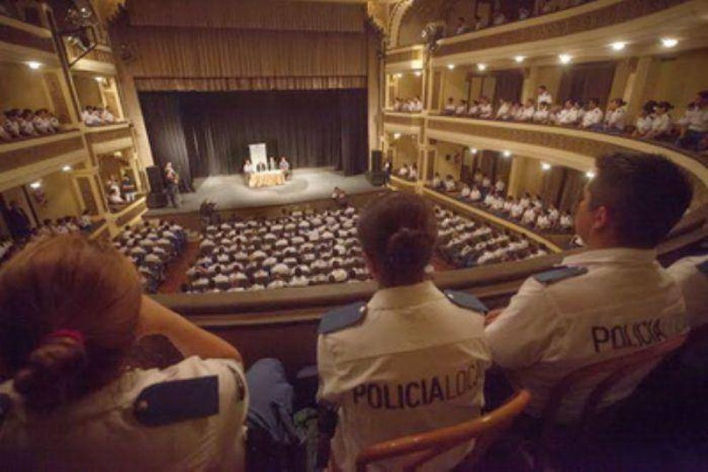 Arroyo a la Polic�a Local��Tienen todo mi respaldo para ayudar a los vecinos, est�n para servir�