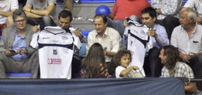 Bucca y Mosca se mostraron junto a Insaurralde en un partido de v�ley