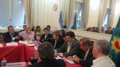 A la espera de una reuni�n clave, Lunghi particip� de un encuentro con Vidal
