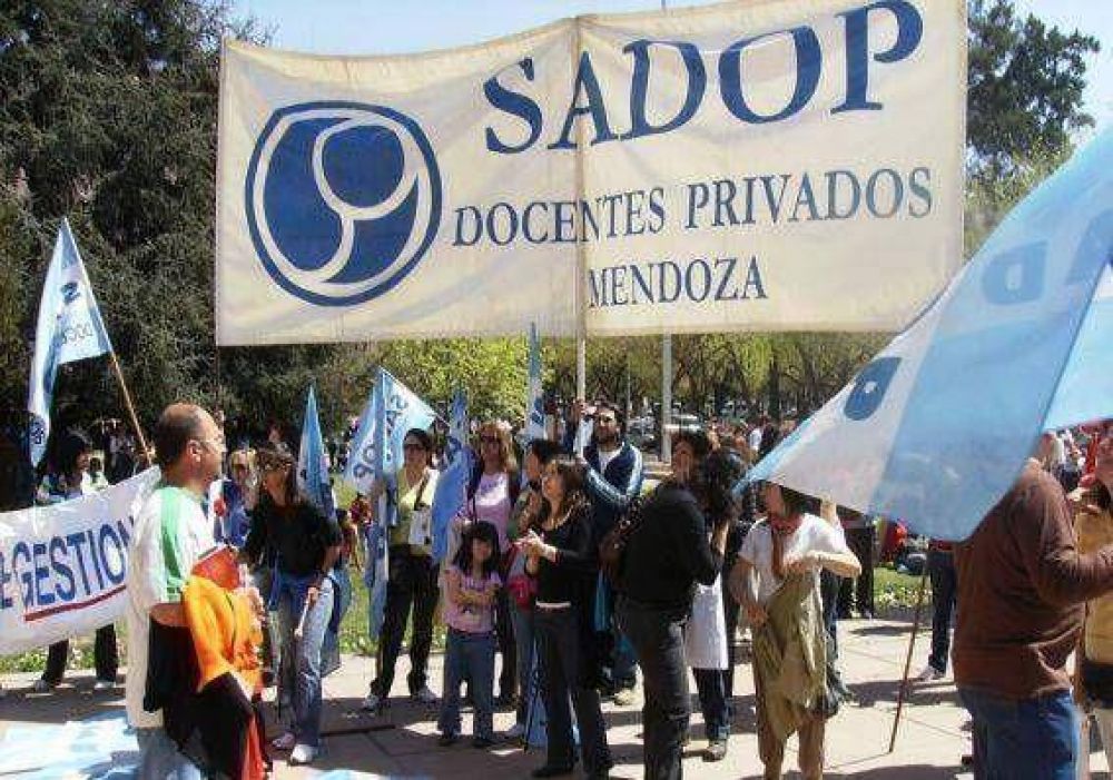 Docentes privados siguen con su reclamo