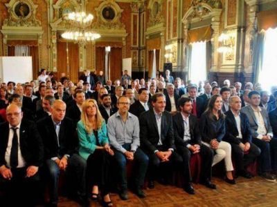 La gobernadora se reuni� con los intendentes y resalt�: �Trabajemos en conjunto�