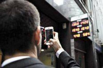 Fuerte devaluaci�n con el mercado a medias
