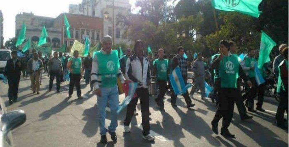 Estatales insisten con el bono navide�o y suman el pedido de mejoras laborales
