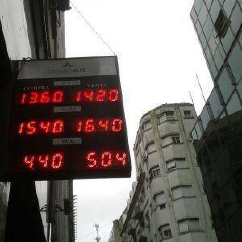 Ya sin cepo y sin intervenci�n del BCRA, el d�lar cotiz� a $ 13,95 aunque con operaciones limitadas
