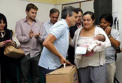 Zabaleta entreg� cunas del programa 'Qunita' en el hospital