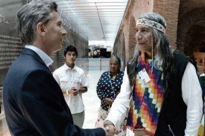 El Presidente recibi� a pueblos originarios, a la c�pula de la Iglesia y llam� al Papa