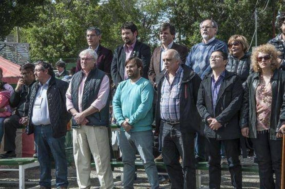 Giubetich inaugur� la feria de artesanos, manualeros y productores