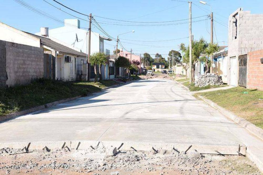 Contin�an los trabajos de pavimentaci�n en el barrio �12 de Octubre�