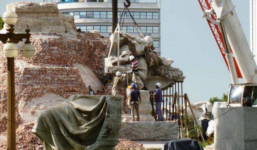 Quieren que el monumento a Col�n vuelva detr�s de la Rosada