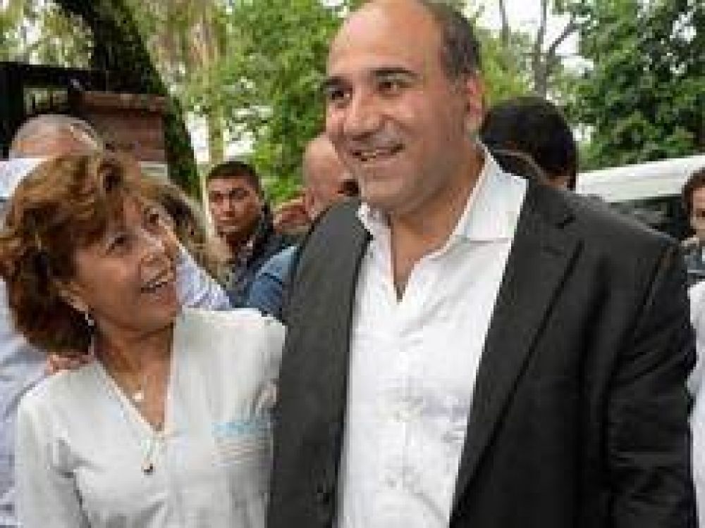 Manzur entreg� una ambulancia y un grupo electr�geno a un hospital