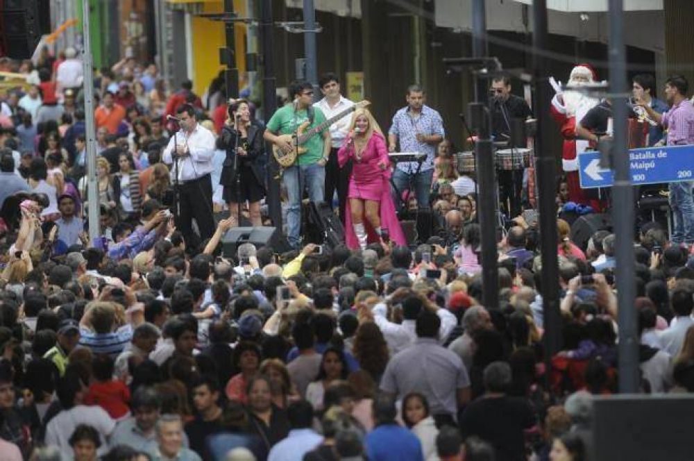 La peatonal se inaugur� entre cr�ticas, quejas, sorteos y shows