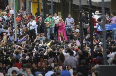 La peatonal se inaugur� entre cr�ticas, quejas, sorteos y shows