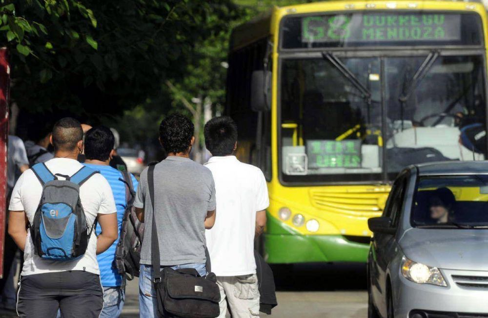Golpe al bolsillo: a partir de enero suben tarifas de luz, taxis y colectivos