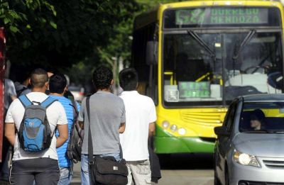 Golpe al bolsillo: a partir de enero suben tarifas de luz, taxis y colectivos