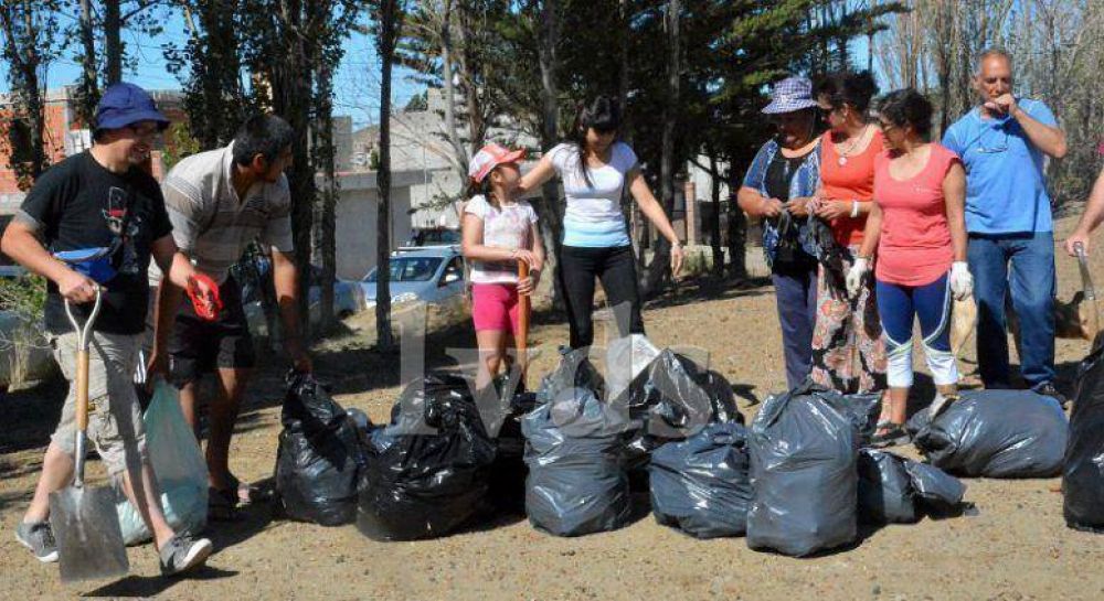Vecinos realizan tareas de limpieza en el Barrio Nuevo Pobladores