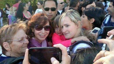 Ahora Cristina se fue a El Calafate: fotos con militantes y preparativos para las Fiestas