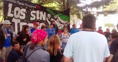 M�s de 80 familias acampan frente al Municipio por falta de pago a las cooperativas